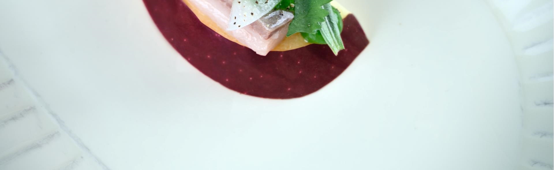 rezept-basile-dewulf-marlene-red-delicious-apple-carpaccio-pickled-herring-herb-mayonnaise-1-ret-b