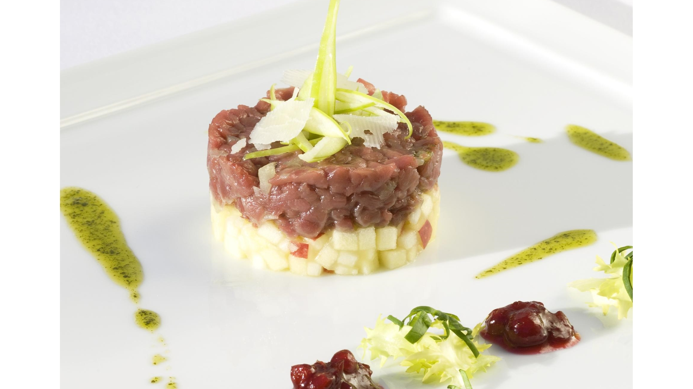 Tartara di cervo con mele al forno